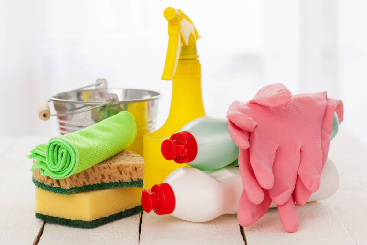 10 Must-Have Essentials for a Well Stocked Housecleaning Kit